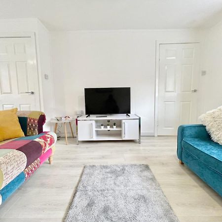 Hazel House - Vibrant 2 Bed House In Wishaw Lejlighed Wishaw  Eksteriør billede