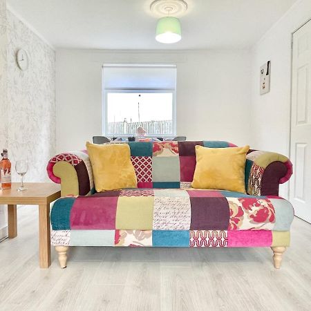 Hazel House - Vibrant 2 Bed House In Wishaw Lejlighed Wishaw  Eksteriør billede