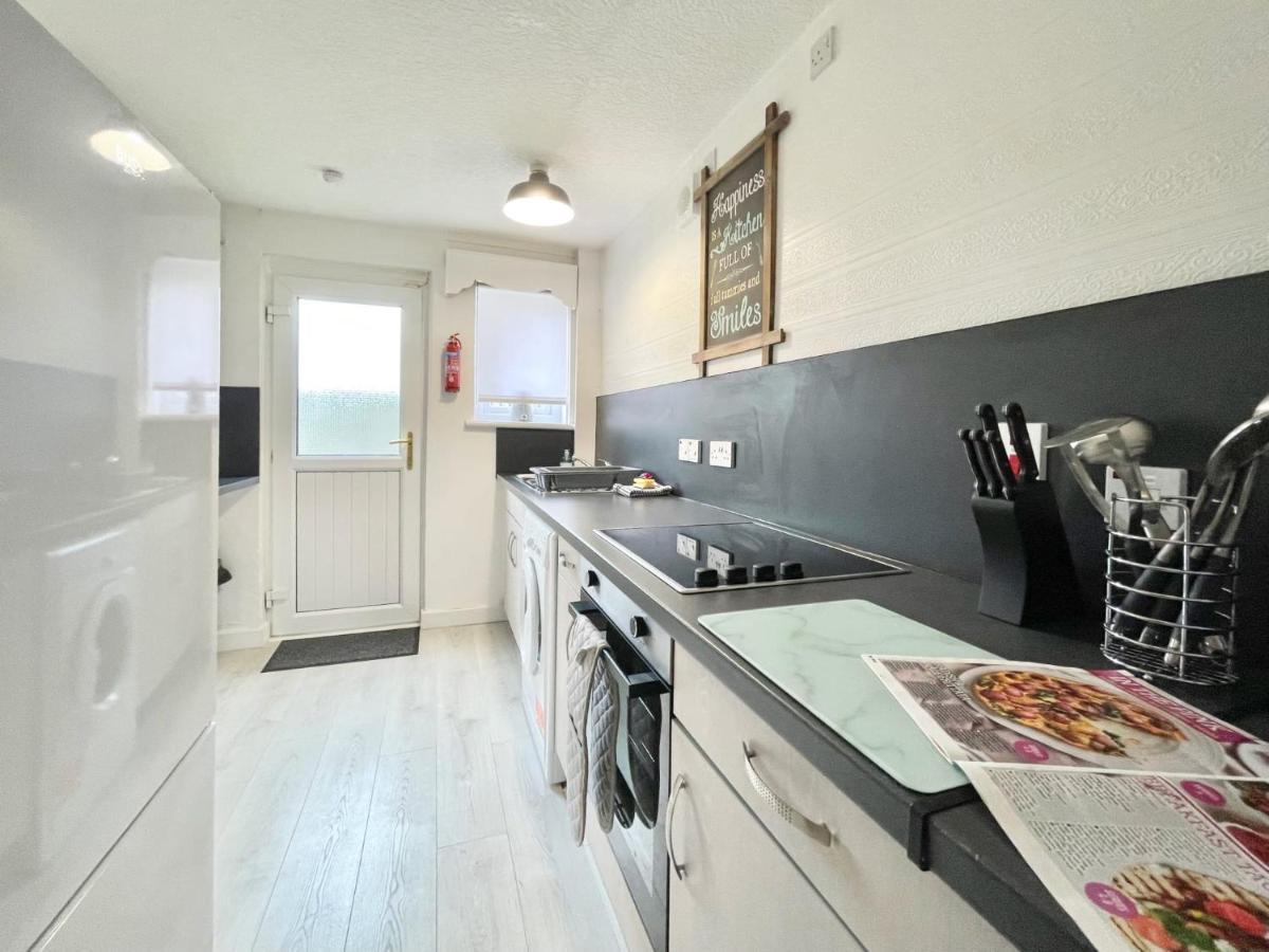 Hazel House - Vibrant 2 Bed House In Wishaw Lejlighed Wishaw  Eksteriør billede