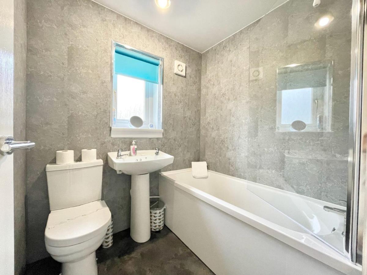 Hazel House - Vibrant 2 Bed House In Wishaw Lejlighed Wishaw  Eksteriør billede